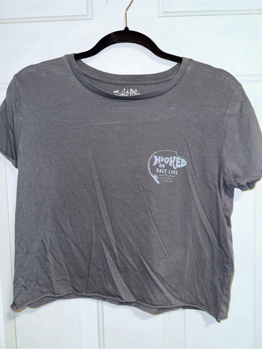 Salt Life Gray 'Hooked on Salt Life' Women's Cropped Tee